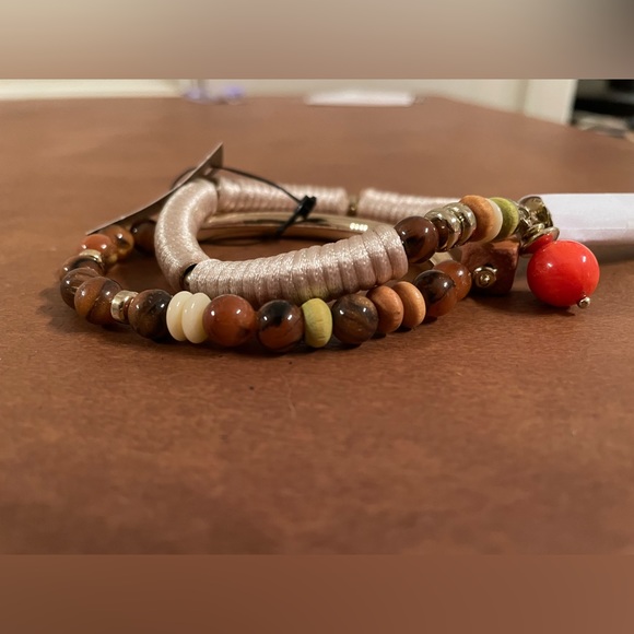 Chico’s Kalani set of 2 stretch bracelets- gold tone with neutral beads NWT - Picture 6 of 9